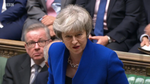 테리사 메이 영국 총리가 2019년 1월 16일 영국 하원에서 정부 불신임안이 부결된 직후 야당 지도자들과 “브렉시트 합의안 대안을 찾겠다”고 말하고 있다. /BBC