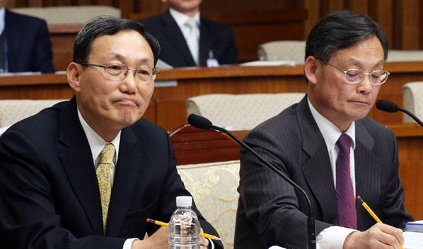 2014년 2월 26일 오전 서울 여의도 국회에서 열린 중앙선거관리위원회 위원 인사청문회에서 김용호(왼쪽) 후보자와 이상환 후보자가 의원들의 질의에 답하고 있다./ 조선일보DB