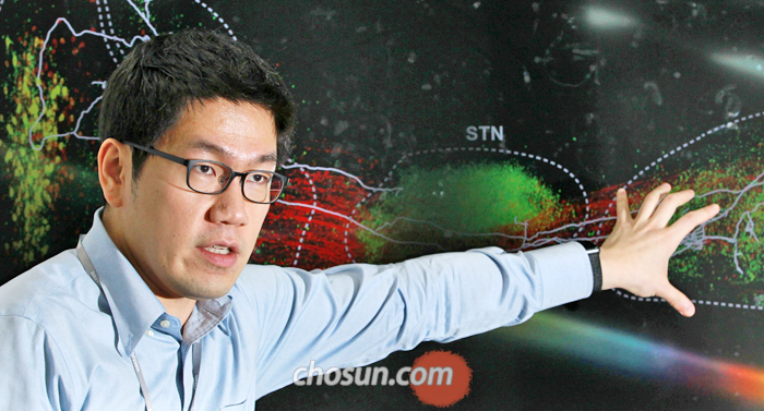 정광훈 미 MIT 교수는 지난 21일 서울 연세대 IBS관에서 가진 인터뷰에서 “신경세포의 내부를 훤히 들여다보는 3차원 지도를 만들어 뇌 질환의 근본 원인을 찾겠다”고 말했다. /장련성 객원기자