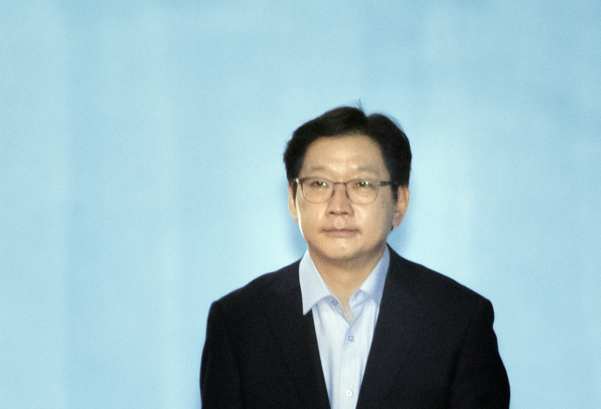 '드루킹' 댓글 조작 공모 혐의를 받는 김경수 경남지사가 30일 징역 2년의 실형을 선고받고 법정구속된 뒤 호송차로 향하고 있다./연합뉴스