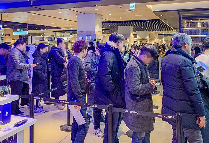 지난 24일 경기도 성남시 현대백화점 판교점 소니 매장 앞에서 할인된 플레이스테이션 4를 사려고 줄을 서 있는 남성 고객들. / 현대백화점