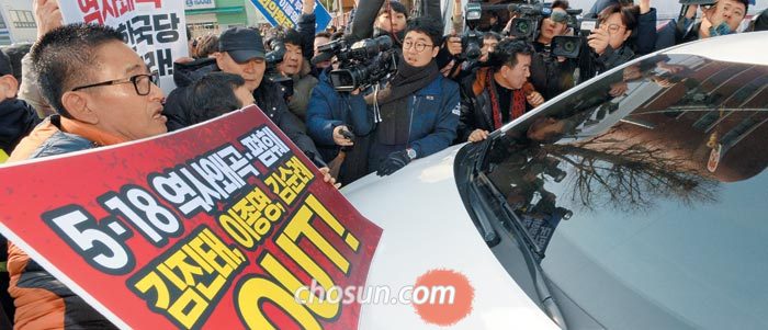 '5·18 비하' 논란을 일으킨 자유한국당 김진태 의원이 12일 지역당원 간담회를 위해 광주를 방문하자 한 시민(왼쪽)이 김 의원이 탑승한 것으로 알려졌던 차량 앞에서 퇴진 요구 시위를 벌이고 있다. 다른 차량에 타고 있었던 김 의원은 뒷문을 이용해 광주·전남 시·도당사에 들어갔다. /김영근 기자