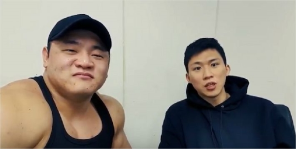 보디빌더 겸 트레이너 김동현(오른쪽)씨가 지난달 유튜브 채널 ‘박승현 TV’에 출연해 일부 트레이너들이 약물로 근육을 만들고 있는 실태와 약물 부작용에 대해 폭로하고 있다. /유튜브 캡처