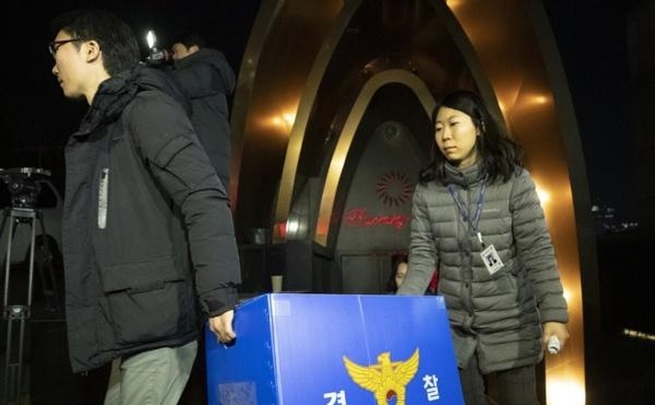 서울지방경찰청 광역수사대가 지난 14일 오후 서울 강남구의 유명 클럽 ‘버닝썬’에 대한 압수수색을 마친 후 관련 물품을 가지고 나서고 있다. /연합뉴스