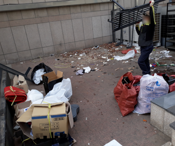 18일 오후 12시쯤 호텔청소부가 버닝썬 안팎을 오가며 청소작업을 하고 있다. /최효정 기자