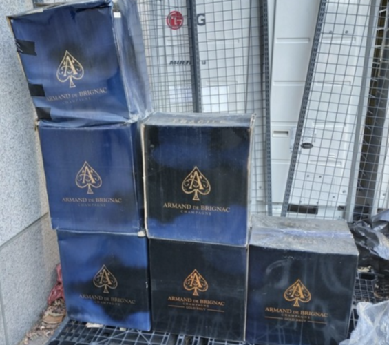 17일 폐업 당일 서울 강남구 역삼동 클럽 '버닝썬' 입구 인근에 고가 샴페인 '아르망 드 브리냑'(아르망디)을 담았던 박스가 쌓여 있다./뉴스1