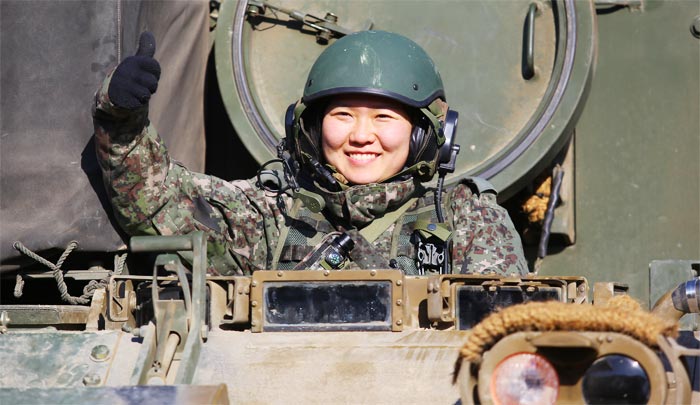 26일 오후 강원도 철원군 지포리사격장에서 야외 전술기동훈련을 마친 신지현 하사가 K-277 장갑차 조종석에 앉아 엄지를 치켜 들고 있다. /육군
