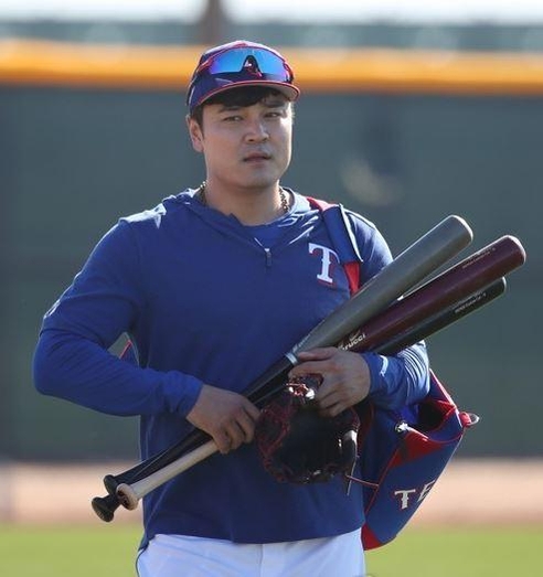 추신수가 지난 20일(현지 시각) 미국 애리조나주 서프라이즈 스타디움에 마련된 스프링캠프에서 훈련을 준비하고 있다/연합뉴스