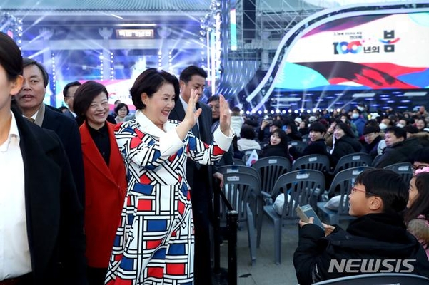 지난달 28일 태극기 원피스를 입고 3·1 기념 전야제에 참석한 김정숙 여사./뉴시스