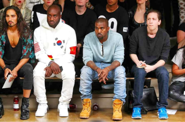 2013년 뉴욕패션위크에서 가슴에 태극기가 들어간 슈프림의 후드 티셔츠를 입은 루이비통 수석 디자이너 버질 아블로(왼쪽에서 두 번째)./핀터레스트