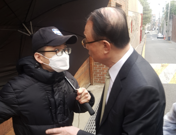 최시중 전 방송통신위원장이 서울 강남구 논현동 이명박 전 대통령의 자택 앞에서 접견을 신청하고 있다. /홍다영 기자