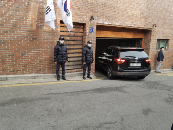 서울고법 항소심에서 보석으로 풀려난 이명박 전 대통령이 탄 차량이 6일 오후 4시 10분쯤 서울 강남구 논현동 자택으로 들어서고 있다. /홍다영 기자