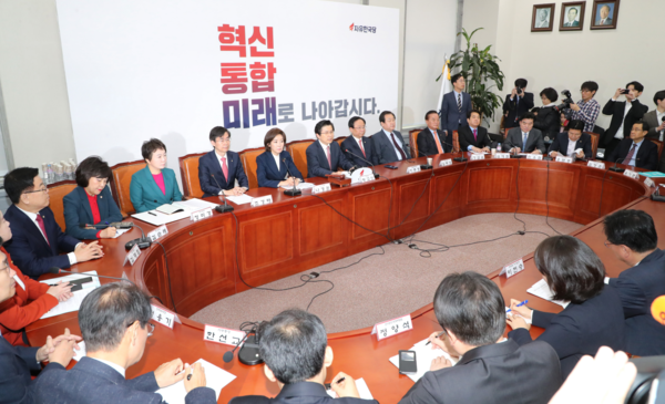 자유한국당 황교안 대표(왼쪽 여섯번째)가 6일 오전 국회에서 열린 최고위원·중진의원 연석회의에서 발언하고 있다./연합뉴스