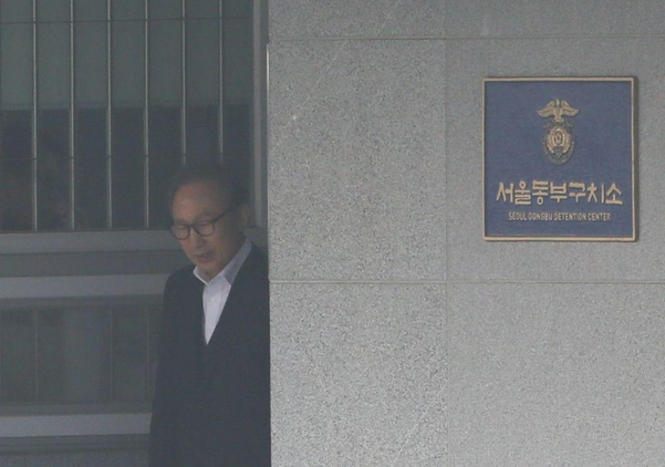 지난 6일 이명박 전 대통령이 구속된 지 349일 만에 보석을 허가받고 서울 송파구 동부구치소를 나오고 있다. /고운호 기자