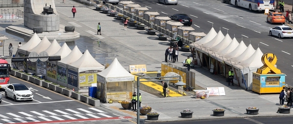 서울 광화문광장에 설치된 세월호 천막 주위로 시민들이 오가고 있다. /조선DB