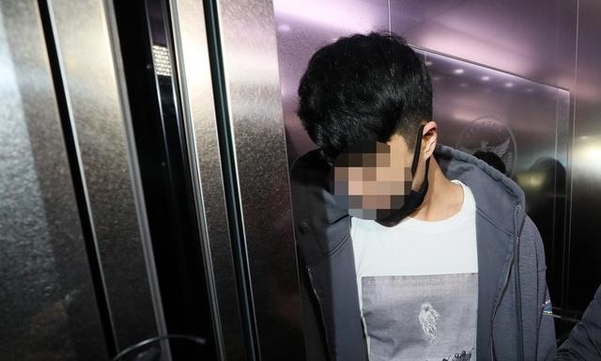 지난 4일 오후 버닝썬의 이모 공동대표가 서울 종로구 서울지방경찰청에 조사를 받기 위해 출석했다. /뉴시스