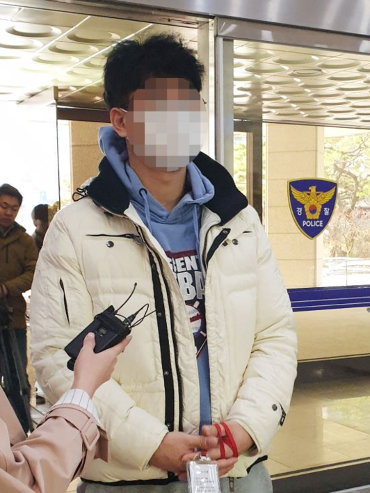 서울 강남 클럽 버닝썬으로부터 돈을 받아 강남경찰서 직원들에게 전달한 역할했다는 의혹이 제기된 전직 경찰관 강씨의 부하직원 이모씨가 소환 조사를 받기 위해 4일 오전 서울 종로구 서울지방경찰청에 출석하고 있다. /뉴시스