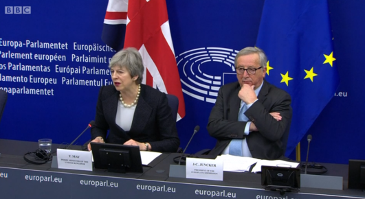 테리사 메이(왼쪽) 영국 총리와 장클로드 융커 유럽연합(EU) 집행위원장이 2019년 3월 11일 회담 후 기자회견을 하고 있다. /BBC
