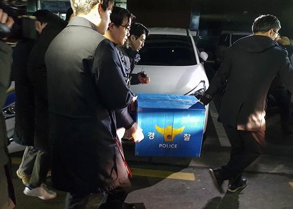 지난달 서울지방경찰청 광역수사대가 강남경찰서 역삼지구대를 압수수색하고 있다. /연합뉴스