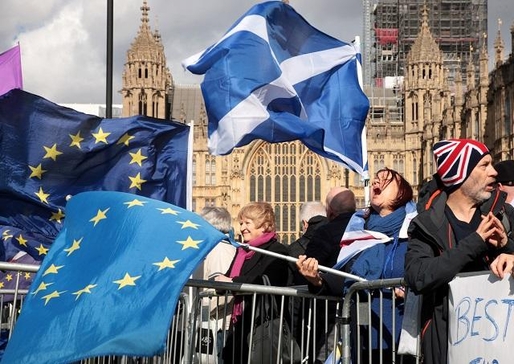 2019년 3월 14일 영국 런던 의사당에서 영국 하원이 브렉시트 연기안 표결을 진행하고 있는 가운데 밖에서 시민들이 브렉시트 반대 시위를 하고 있다. /UPI 연합뉴스
