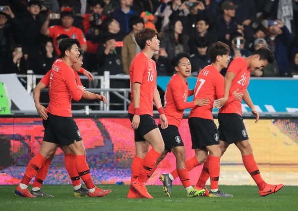 22일 울산 문수축구경기장에서 열린 볼리비아와의 A매치 평가전에서 이청용이 헤딩골을 넣은 뒤 동료들과 기뻐하고 있다. /연합뉴스