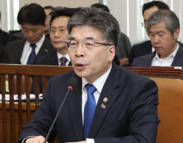 민갑룡 경찰청장이 지난 14일 열린 국회 행정안전위 전체회의에서 버닝썬 사건 관련 질의에 답변하고 있다. /연합뉴스