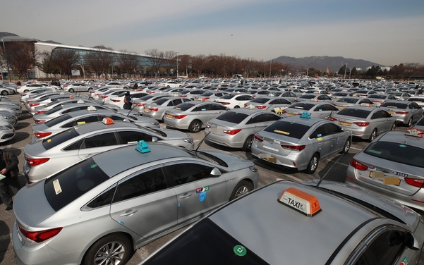 택시에 앱 미터기가 도입될 경우 택시요금 조정 시에 지금처럼 미터기 교체가 따로 필요 없게 된다. 사진은 최근 미터기 교체를 위해 대기 중인 택시들. /연합뉴스 제공