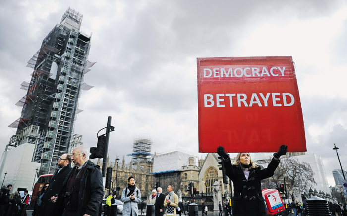 영국 국회의사당이 있는 런던 웨스트민스터 궁전 앞에서 한 여성이 지난 3일(현지 시각) ‘민주주의가 배신당했다’는 피켓을 들고 시위하고 있다. 영국 의회가 브렉시트(영국의 유럽연합 탈퇴) 합의점을 찾지 못하고 장기간 표류하자 ‘영국 의회 민주주의가 붕괴한 것 같다’는 우려가 나오고 있다. /AP 연합뉴스