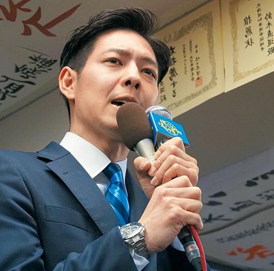 7일 실시된 일본 지방선거에서 광역단체장 중 최연소로 홋카이도 도지사에 당선된 스즈키 나오미치가 선거사무소에서 당선 소감을 밝히고 있다. /트위터