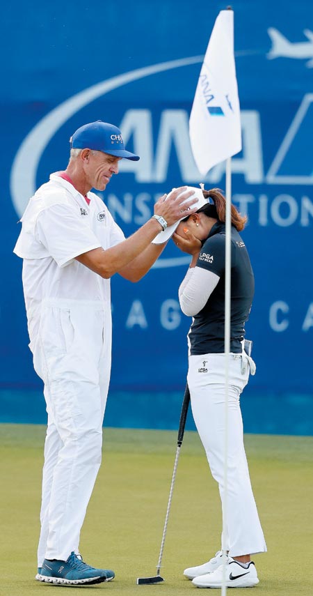 "축하해" - 8일 고진영(오른쪽)의 ANA인스퍼레이션 우승 확정 후 그의 머리를 쓰다듬으며 축하해주는 캐디 데이비드 브루커. /게티이미지 연합뉴스