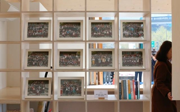 12일 오후 서울 광화문 광장에 설치된 기억·안전전시공간에 안산 단원고 학생들의 단체 사진이 걸려 있다. /남강호 기자