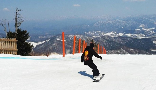 지난 12일 강원도 평창 용평리조트를 찾은 손님이 레인보우 슬로프에서 스노보드를 타고 있다. /최지희 기자