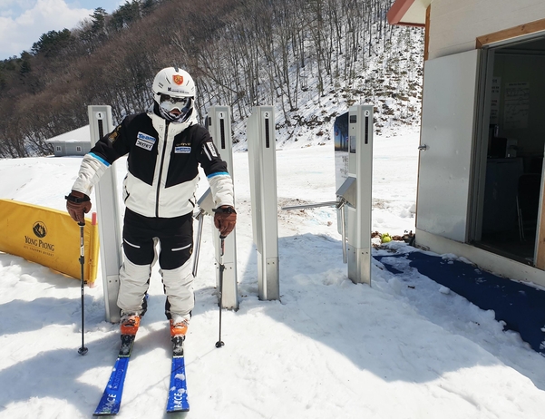 지난 12일 강원도 평창 용평리조트를 찾은 스키어가 리프트를 타러가고 있다. /최지희 기자