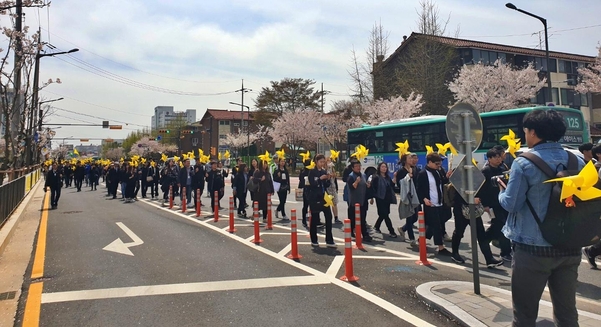16일 오후 1시 안산시 단원구 고잔역을 출발한 시민 행렬이 4·16기억교실과 단원고를 거치는 행진을 진행하고 있다. /박소정 기자