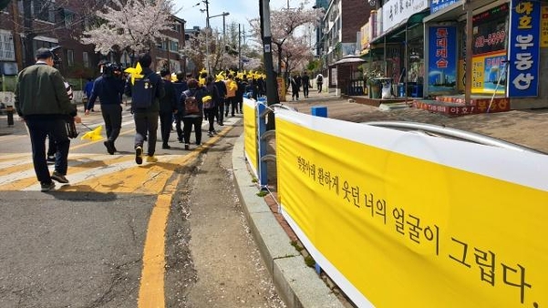 16일 오후 1시 안산시 단원구 고잔역을 출발한 시민 행렬이 ‘4·16기억교실’과 단원고를 거치는 행진을 진행하고 있다. /박소정 기자