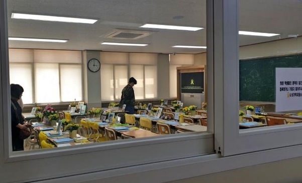 16일 오전 안산시 단원구 ‘4·16기억교실’을 방문해 교실을 둘러보고 있는 방문객들. /박소정 기자