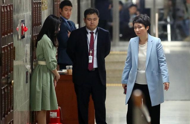 바른미래당 이언주(오른쪽) 의원이 18일 여의도 국회에서 열린 의원총회를 마치고 회의장을 나서고 있다. /연합뉴스