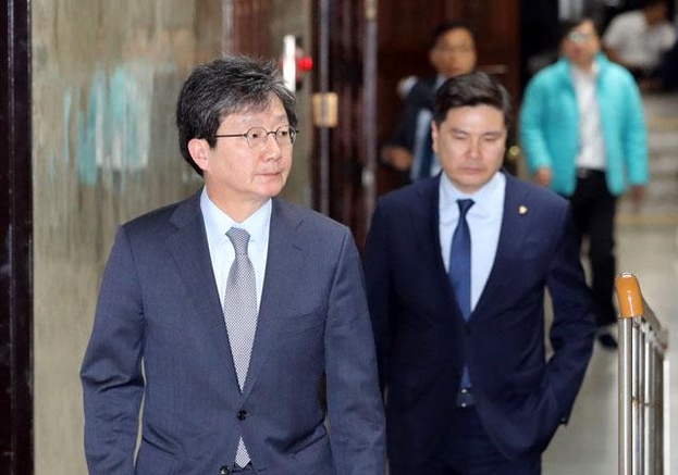 바른미래당 유승민(왼쪽) 의원이 18일 국회에서 열린 의원총회에서 잠시 걸어 나오고 있다. 오른쪽은 지상욱 의원. /뉴시스