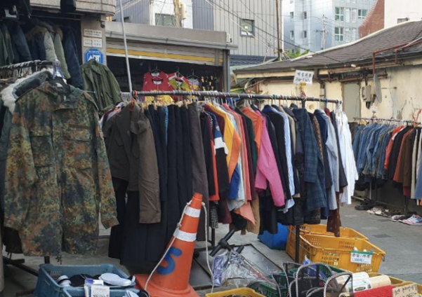 15일 서울 종로구 동묘시장의 한 구제샵에서 유사 군복이 진열되어 있다. /최상현 기자