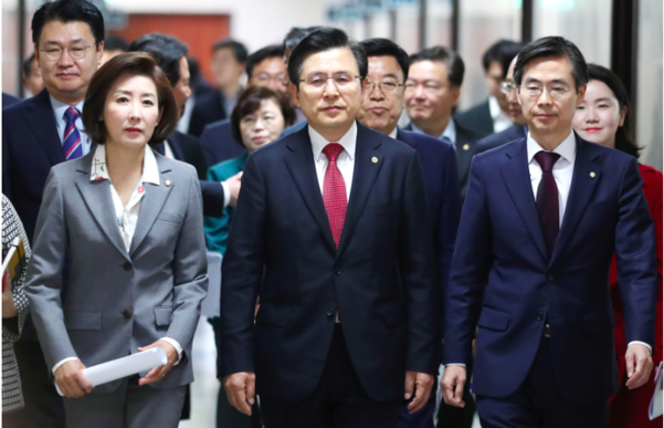 자유한국당 황교안 대표(가운데)와 나경원 원내대표(왼쪽) 등 당 지도부가 22일 오전 국회에서 열린 최고위원회의에 참석하고 있다./연합뉴스