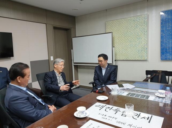 자유한국당 정갑윤(왼쪽), 여상규(가운데) 의원이 25일 국회 의원회관 바른미래당 채이배 의원실 내부에서 채 의원(오른쪽)과 대화를 나누고 있다. 한국당은 "채 의원을 감금하지 않았다"고 했다. /한국당 제공