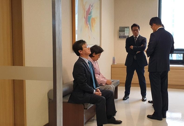 패스트트랙에 반대하는 바른미래당 유승민 전 대표(왼쪽)를 비롯한 의원들이 25일 오전 국회 의사과에서 사법개혁특별위원회 간사인 오신환 의원 사·보임계가 팩스로 접수된 것을 확인한 뒤 문희상 국회의장이 입원중인 병실앞에서 대기하고 있다. /연합뉴스