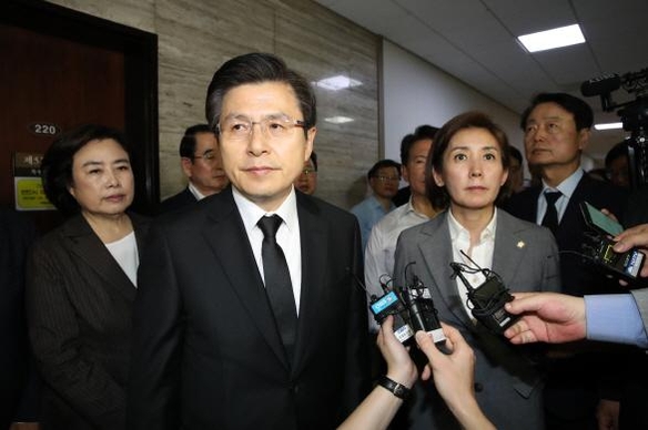 상중인 자유한국당 황교안 대표가 26일 새벽 국회 한국당 회의장 점거현장을 방문, 격려하고 있다./연합뉴스