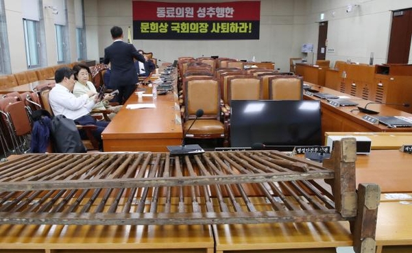 25일 자유한국당 의원들이 정치개혁특위가 열릴 국회 행안위 회의장에서 밤샘 농성을 하고 있다.