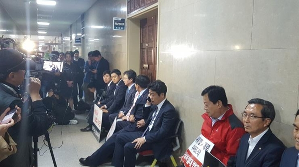 바른미래당 유승민·이혜훈·오신환·유의동·하태경 의원이 25일 오후 국회 본관 3층 운영위 회의실 앞에서 자유한국당 의원들과 함께 농성을 벌이고 있다. /유병훈 기자