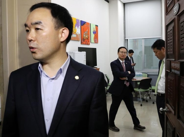 바른미래당 사법개혁특위 위원인 채이배(왼쪽) 의원이 25일 오후 서울 영등포구 여의도 국회 본청 운영위원장실 앞에서 인터뷰를 하고 있을 때 홍영표 더불어민주당, 김관영 바른미래당 원내대표가 내부에서 지켜보고 있다./뉴시스