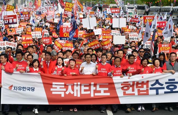황교안 자유한국당 대표와 의원들이 27일 오후 서울 광화문 세종문화회관에서 '문재인 STOP!, 국민이 심판합니다!' 2차 집회를 마친 뒤 청와대 방향으로 행진하고 있다. /뉴시스