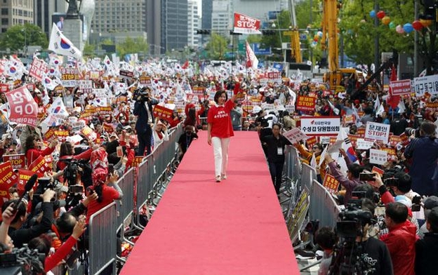 나경원 자유한국당 원내대표가 27일 서울 종로구 세종문화회관 앞에서 열린 문재인 정부 규탄 집회에서 연설을 하기 위해 무대로 걸어오고 있다. /뉴시스
