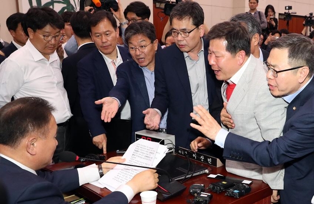 29일 오후 서울 여의도 국회 문체위 회의실에서 열린 검찰개혁법의 패스트트랙(신속처리안건) 처리를 위한 정치개혁특위 회의에서 자유한국당 의원들이 발언 기회를 주지 않는것에 대해 이상민 위원장에게 항의하고 있다./뉴시스