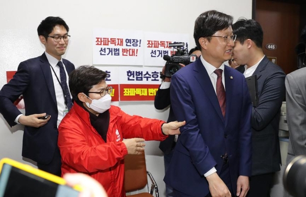 29일 밤 자유한국당 의원들이 농성중인 국회 행안위 회의장을 방문한 더불어민주당 강병원(오른쪽) 의원을 자유한국당 임이자 의원이 밀어내고 있다. /연합뉴스